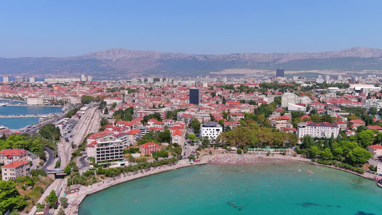 克罗地亚斯普利特:俯瞰著名的地中海城市亚得里亚海，巴维斯海滩(Plaža ba<e:1> vice)，夏日蔚蓝的天空-俯瞰欧洲全景视频下载