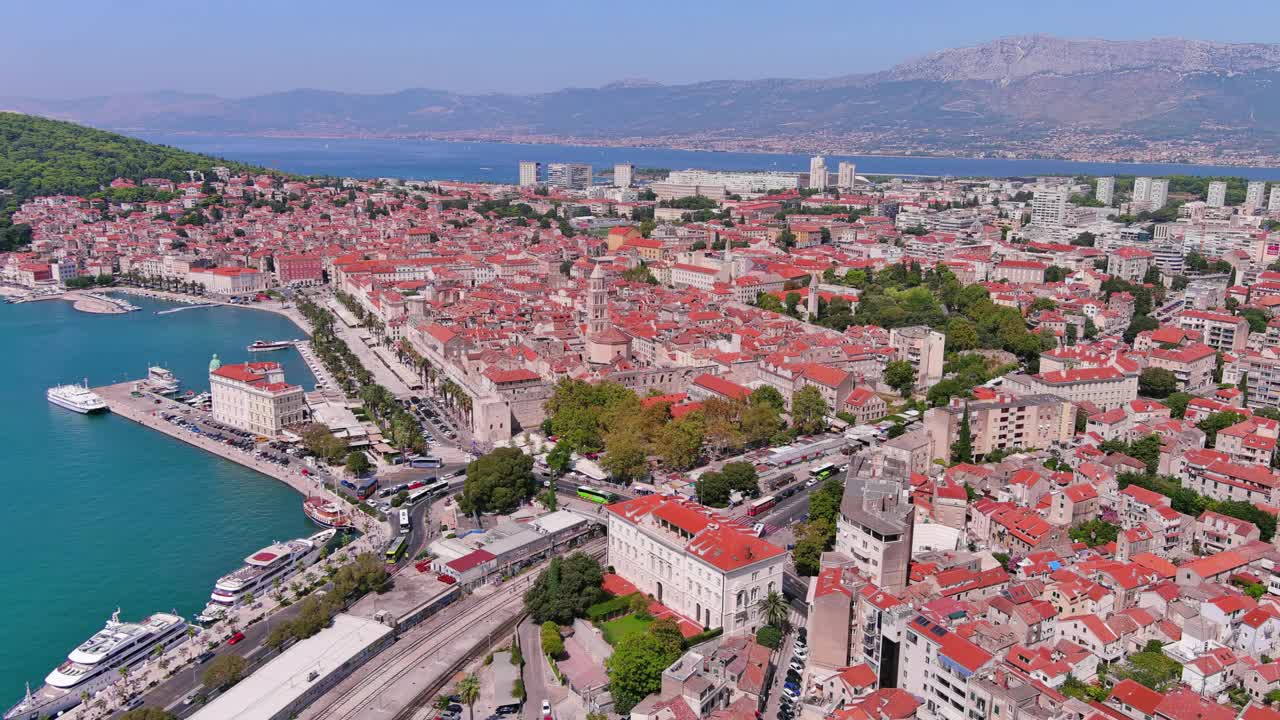 克罗地亚斯普利特:俯瞰亚得里亚海沿岸著名的地中海城市，夏日蔚蓝的天空——俯瞰欧洲全景视频下载