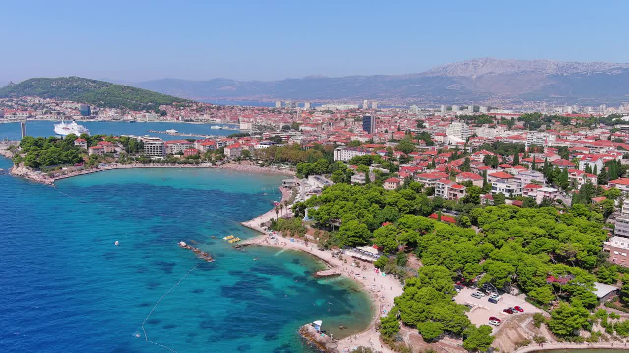克罗地亚斯普利特:俯瞰著名的地中海城市亚得里亚海，巴维斯海滩(Plaža ba<e:1> vice)，夏日蔚蓝的天空-俯瞰欧洲全景视频下载