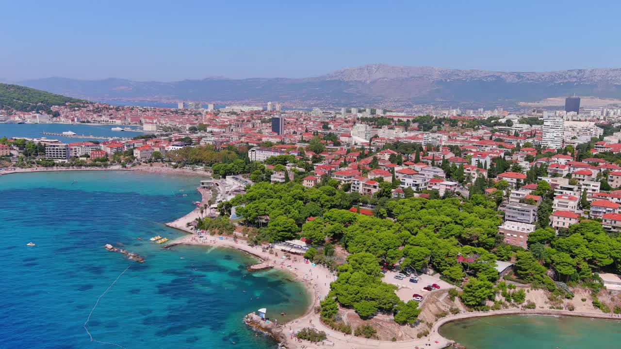 克罗地亚斯普利特:俯瞰亚得里亚海沿岸著名的地中海城市，夏日蔚蓝的天空——俯瞰欧洲全景视频下载