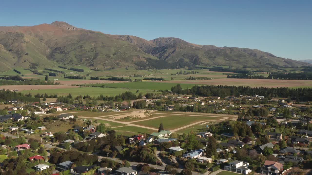 新西兰，哈威亚湖/瓦纳卡的空中小镇视频下载