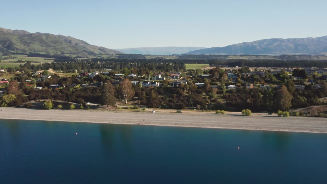 新西兰，哈威亚湖/瓦纳卡的空中小镇视频下载