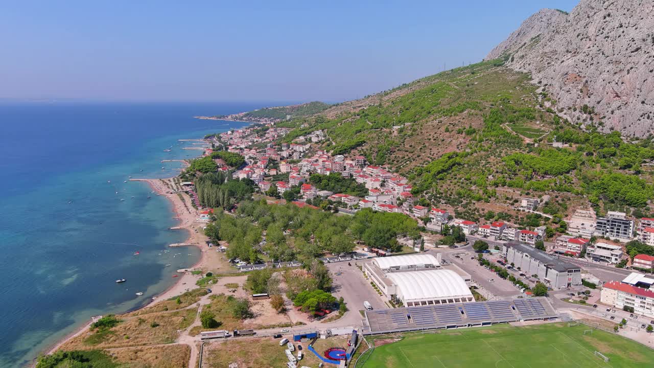 克罗地亚奥米斯:俯瞰亚得里亚海边著名的地中海小镇和旅游避暑胜地，夏日蔚蓝的天空，俯瞰欧洲全景视频下载