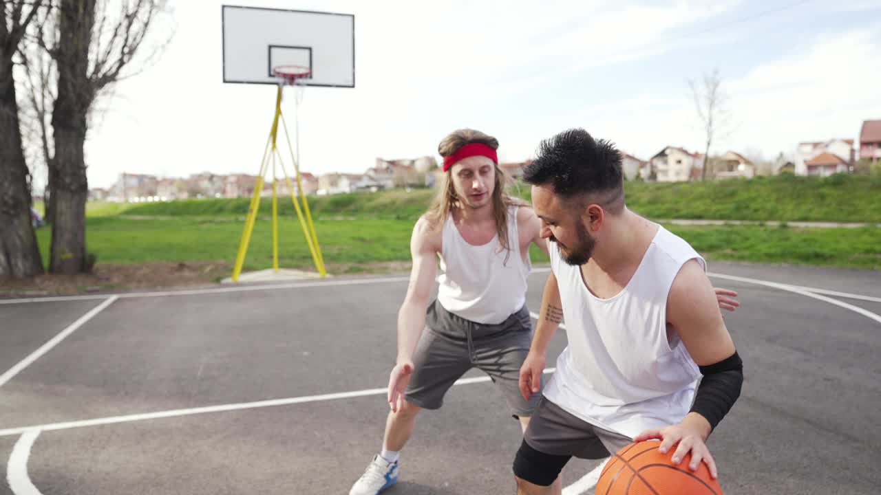 两个男人在户外玩街球视频下载