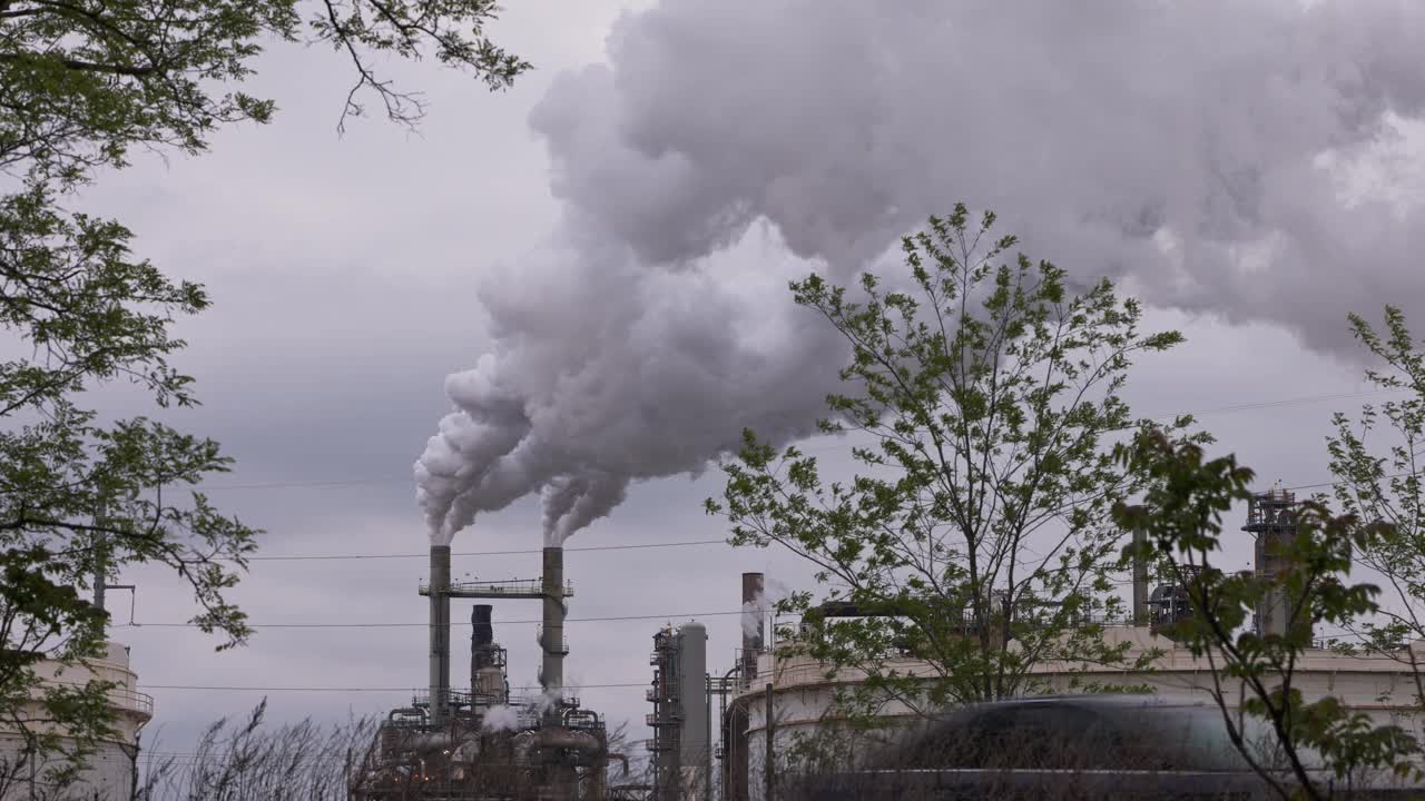大城市的空气污染。新泽西州的炼油厂正在全面运转，蒸汽从管道中滚滚而出视频素材