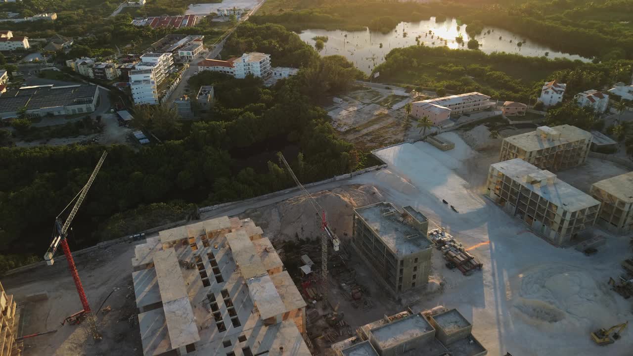 滨海新区建筑工地鸟瞰图:毁林、生态灾害、动植物破坏、污染。视频素材