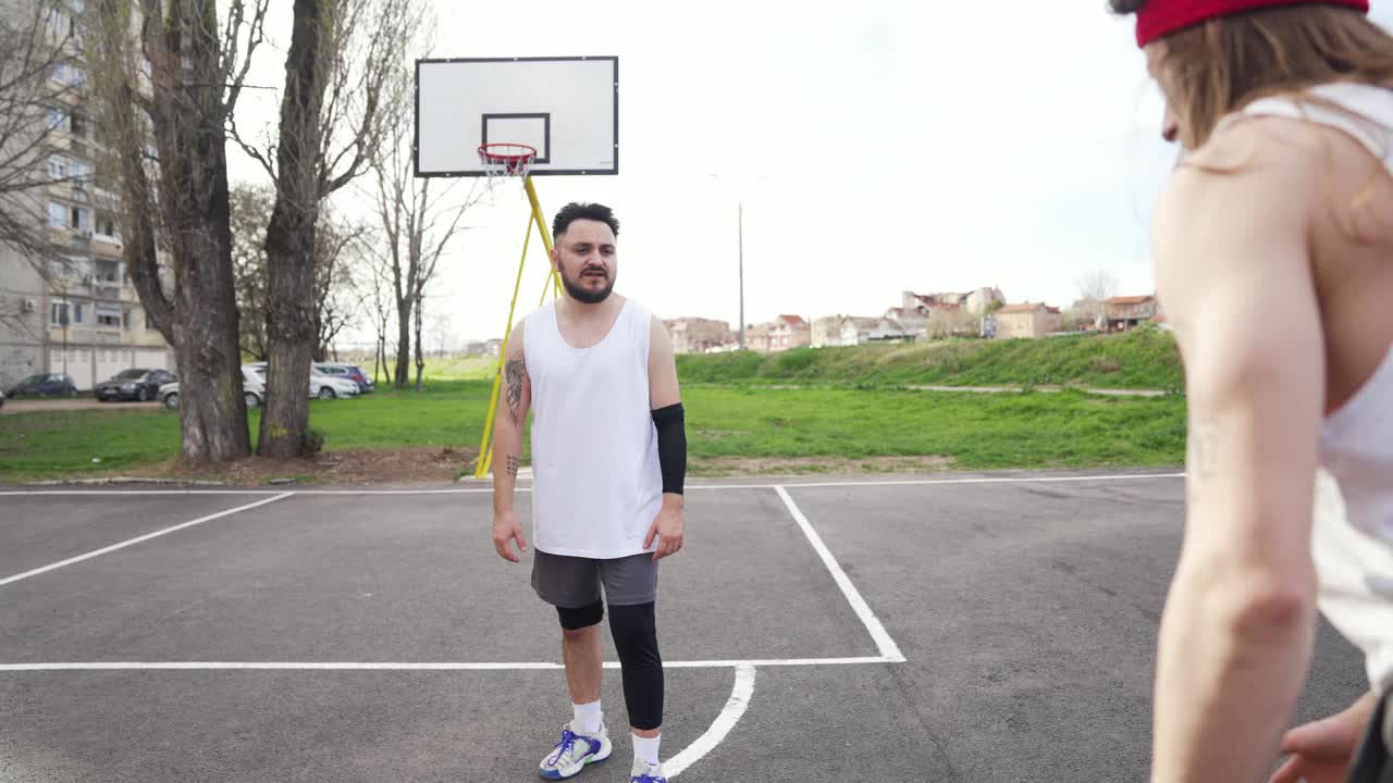篮球运动员在球场上视频下载