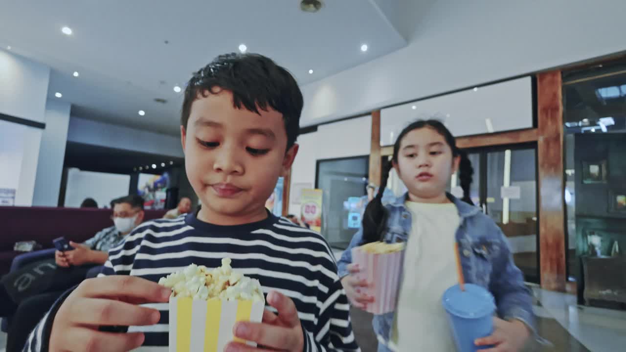 吃爆米花的孩子视频下载