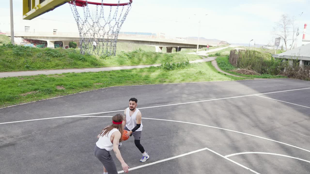 篮球运动员在球场上视频下载