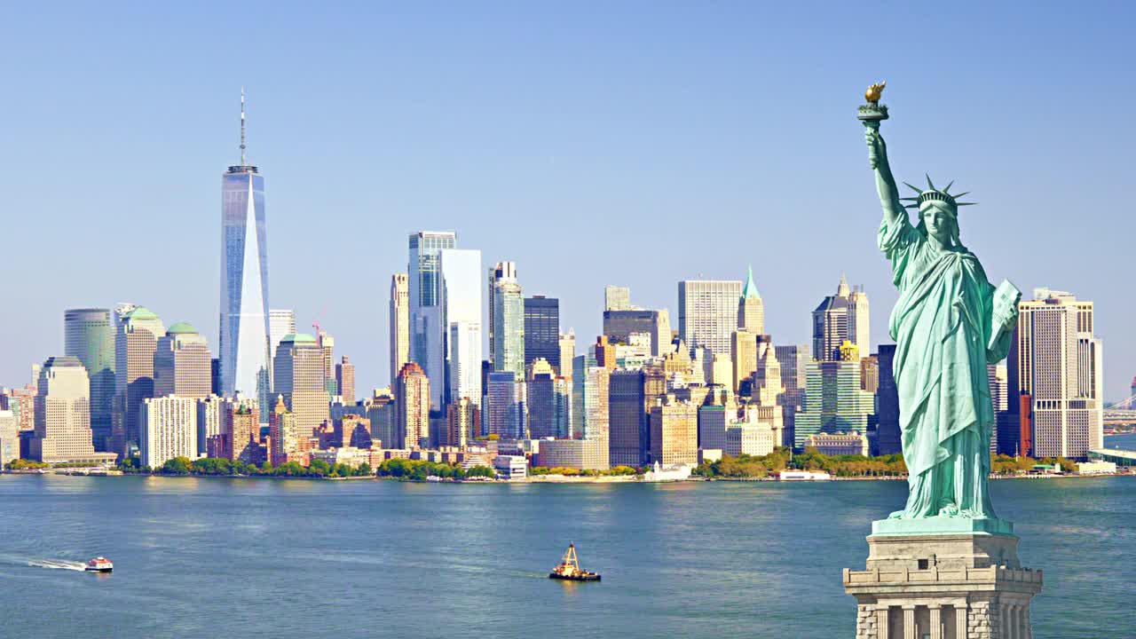 自由女神像和纽约曼哈顿的景色视频下载