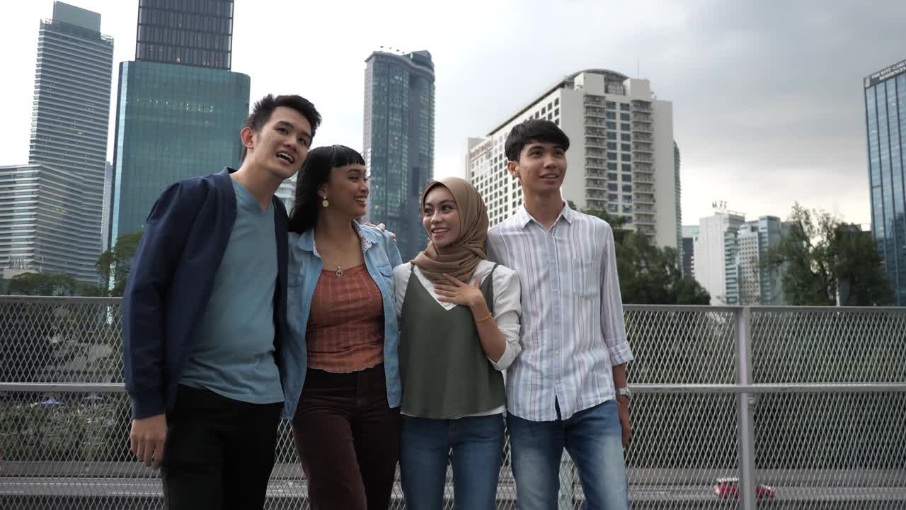 一群年轻的亚洲游客。在吉隆坡拍摄的4K视频视频下载