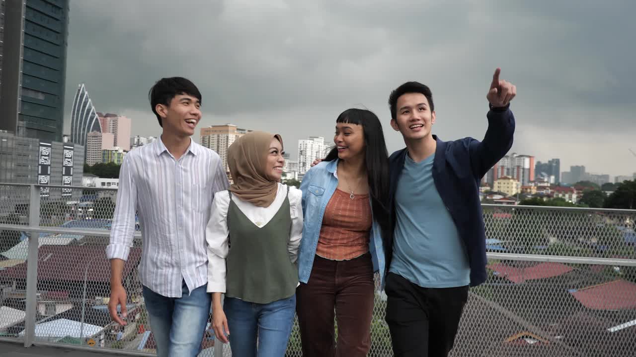 一群年轻的亚洲游客。在吉隆坡拍摄的4K视频视频下载