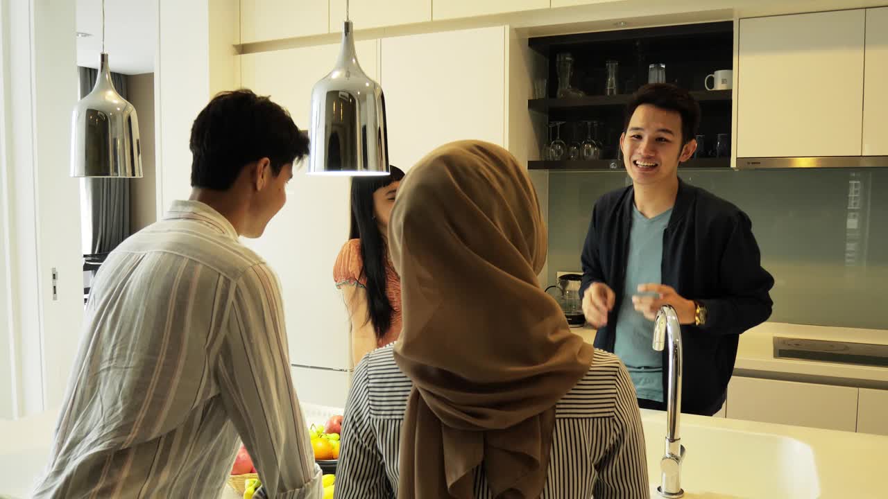 东南亚年轻人在家里开派对，重点是戴头巾的女人视频素材