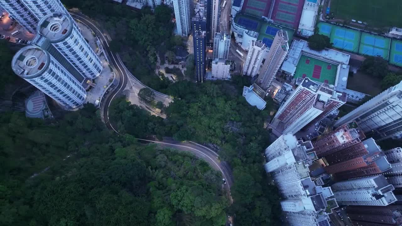 一辆汽车夜间行驶在香港中环的道路上视频下载