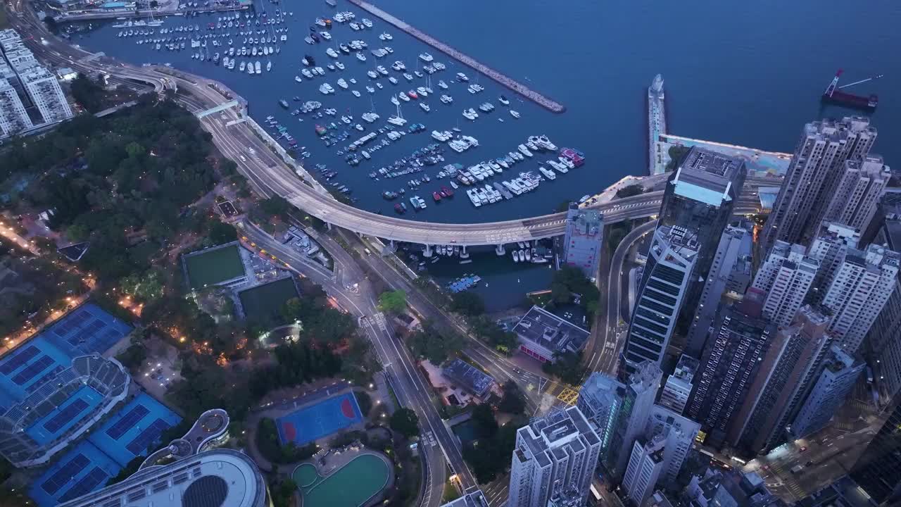 一辆汽车夜间行驶在香港中环的道路上视频素材