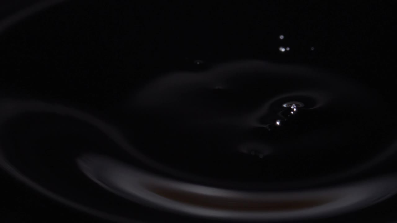 磁性流体。铁磁流体。黑色液体表面。抽象的背景。视频下载