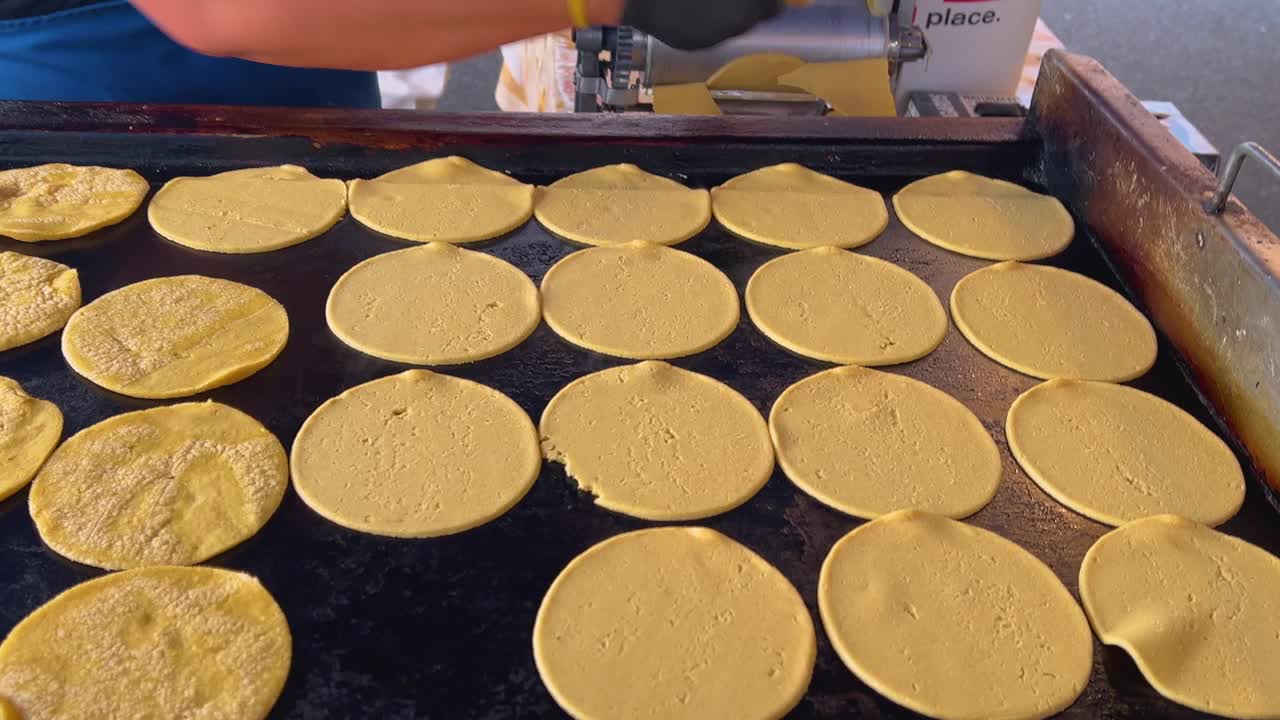 一名妇女在街边的墨西哥卷饼摊上准备玉米饼视频下载