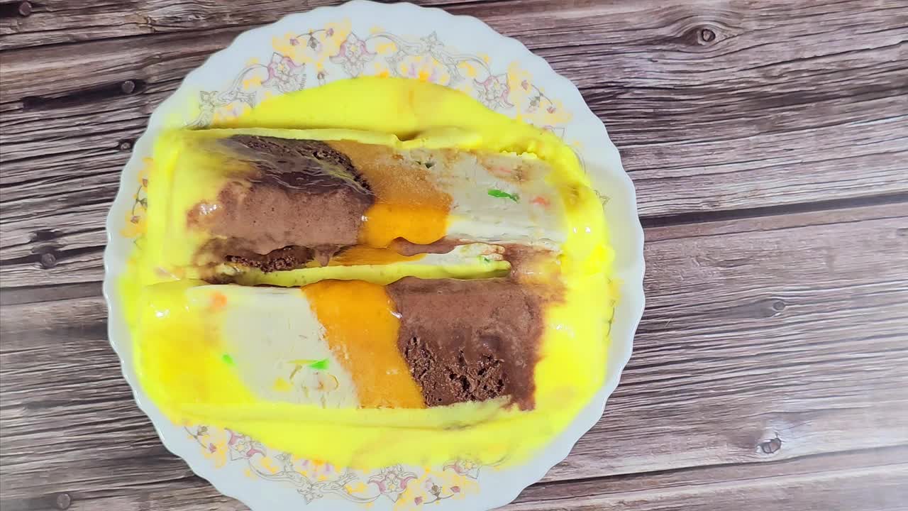 冰淇淋层中有新西兰黄油，鲜奶油，哈密瓜，巧克力和芒果，混合了巧克力，香草，芒果和哈密瓜的口味视频下载
