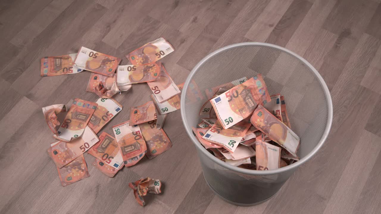 垃圾箱纸币欧元慢动作视频下载