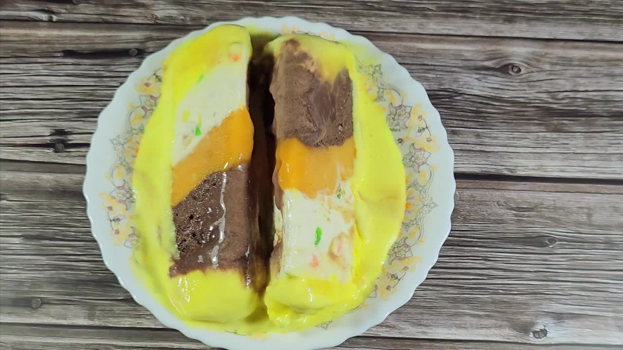冰淇淋层中有新西兰黄油，鲜奶油，哈密瓜，巧克力和芒果，混合了巧克力，香草，芒果和哈密瓜的口味视频下载