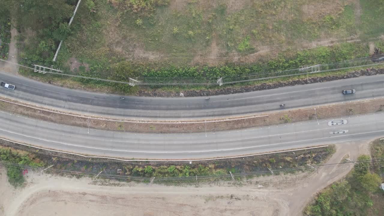 无人机拍摄的风景优美的交通景观在农村高速公路视频下载