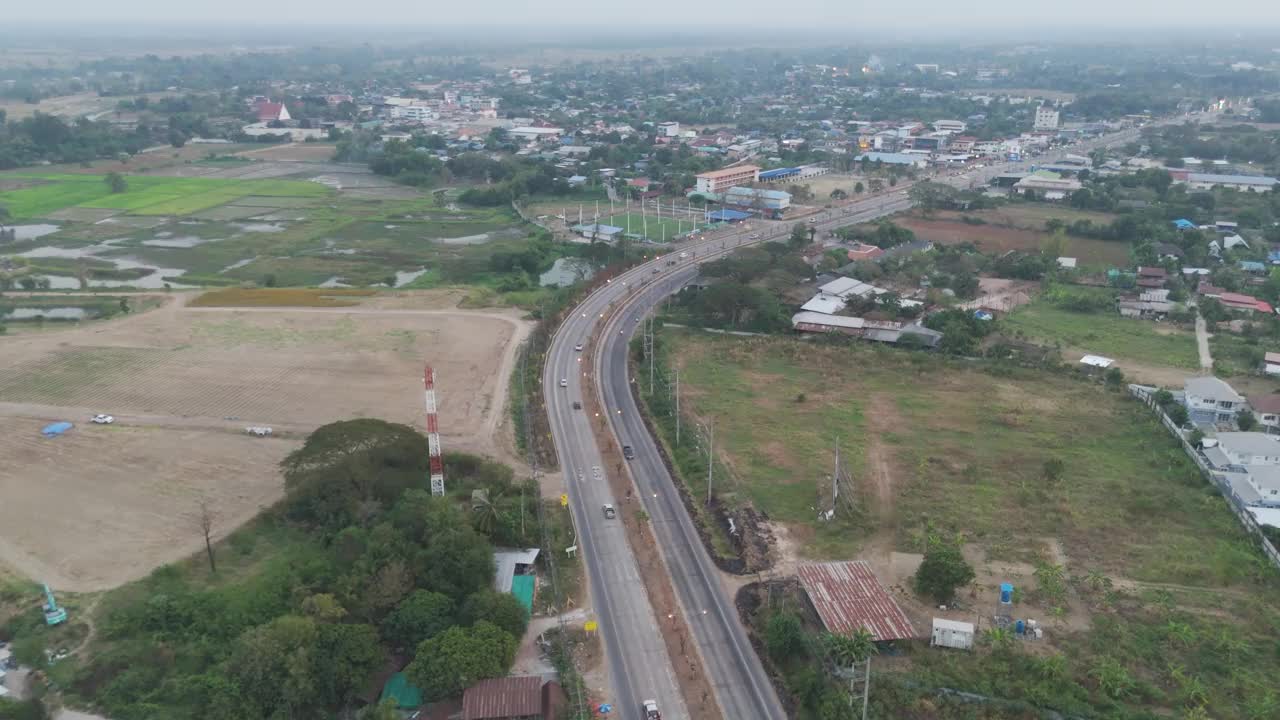 无人机拍摄的风景优美的交通景观在农村高速公路视频下载