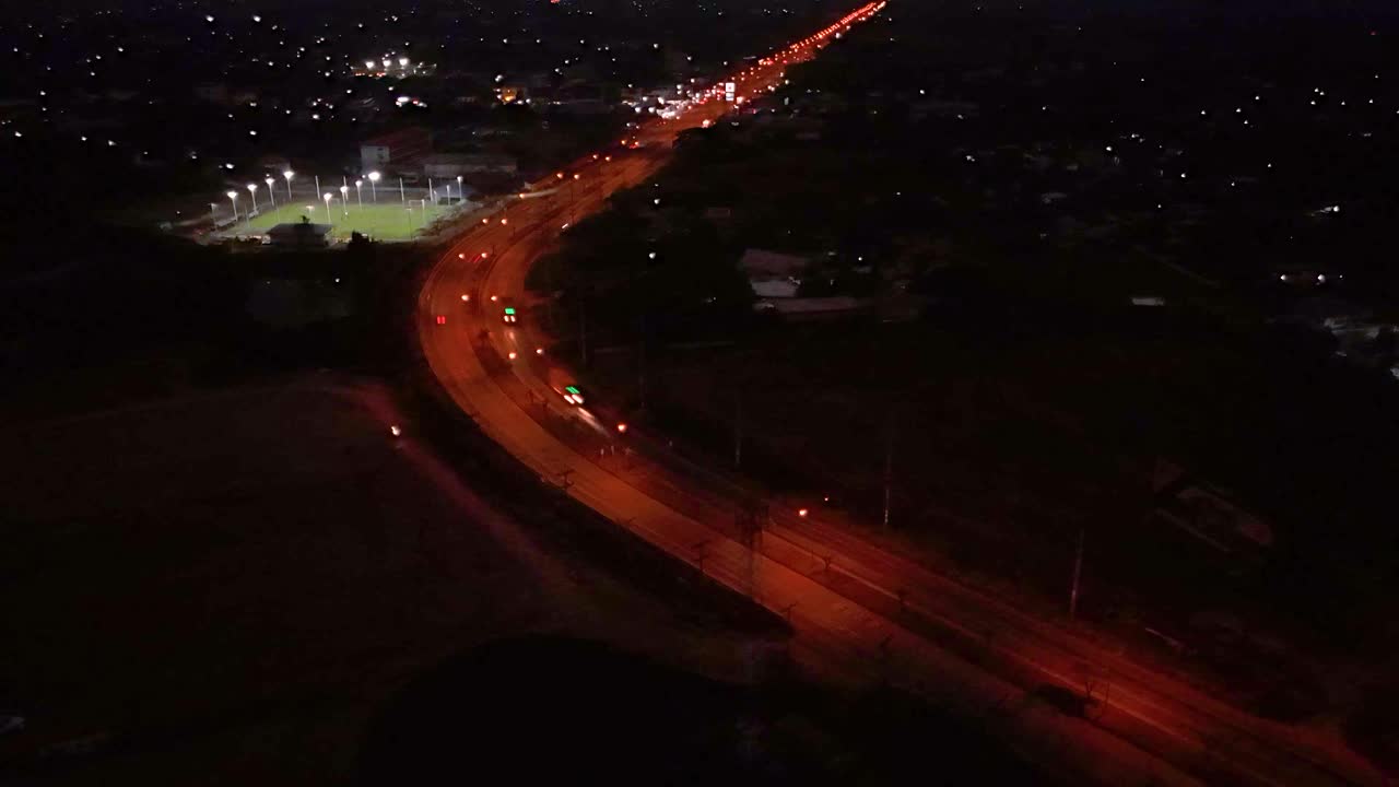 无人机拍摄的公路与交通在农村地方的时间推移视频下载