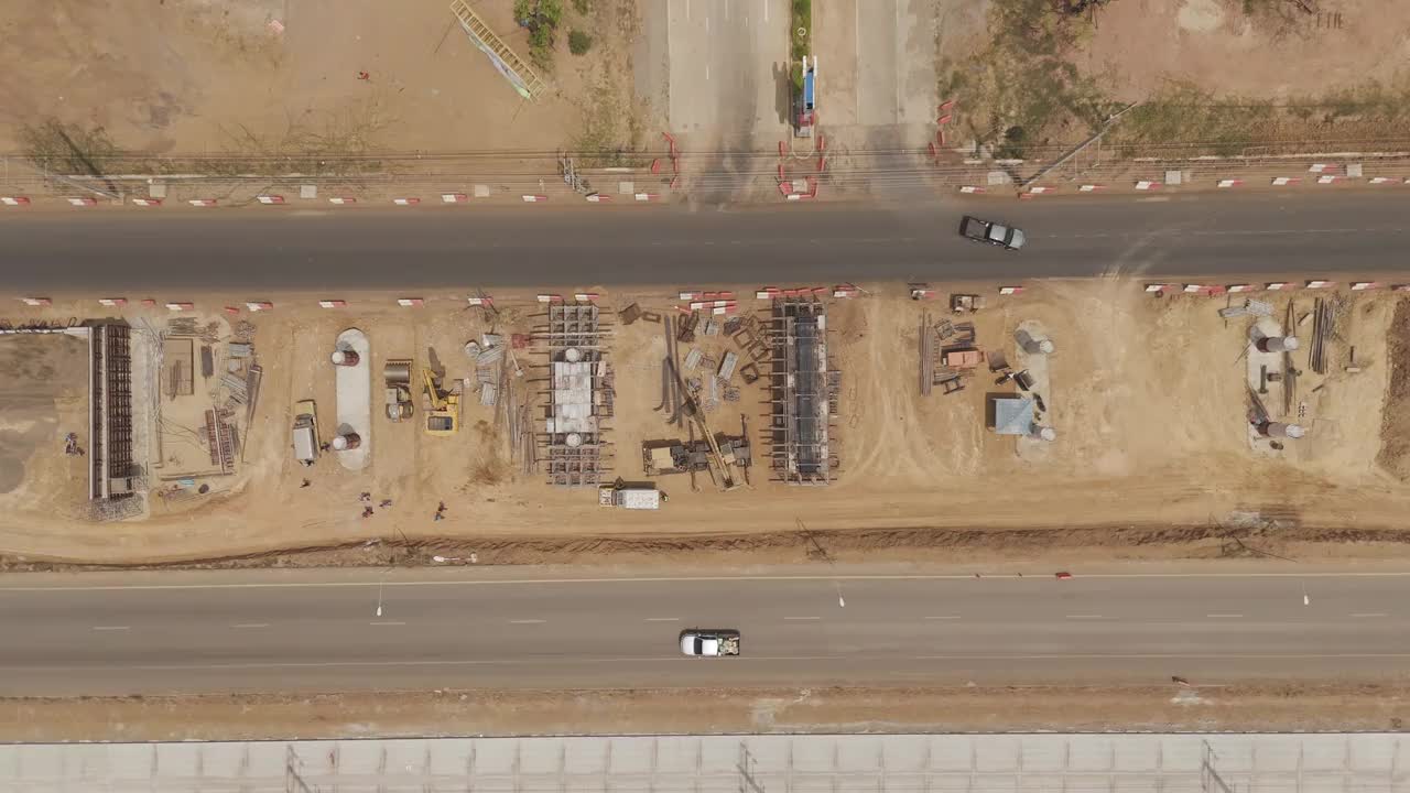 无人机拍摄的是正在建设中的农村公路交通景区景观视频下载