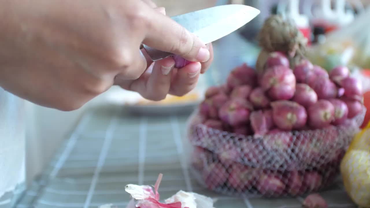 一名妇女正在剥青葱，准备做饭视频下载