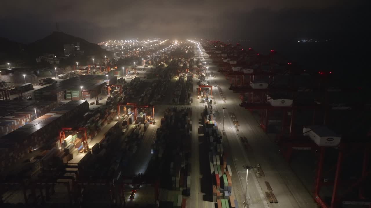 黎明时分一个大型商业港口的鸟瞰图视频下载