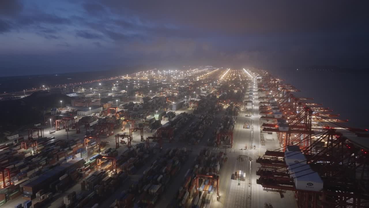 黎明时分一个大型商业港口的鸟瞰图视频素材