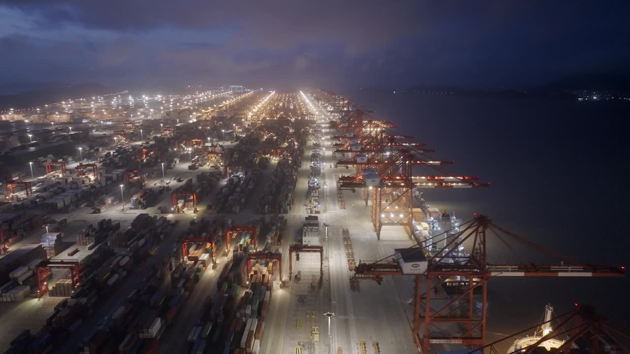 黎明时分一个大型商业港口的鸟瞰图视频下载