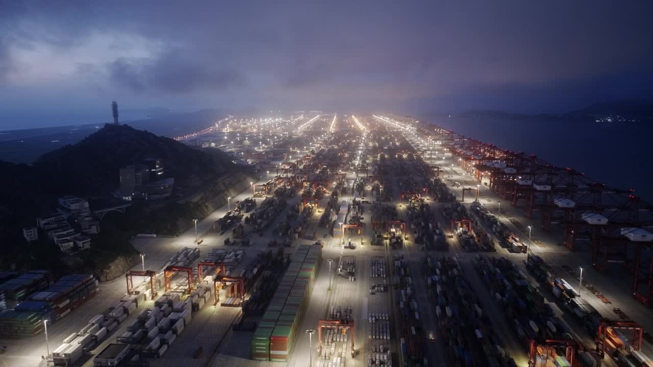 黎明时分一个大型商业港口的鸟瞰图视频素材