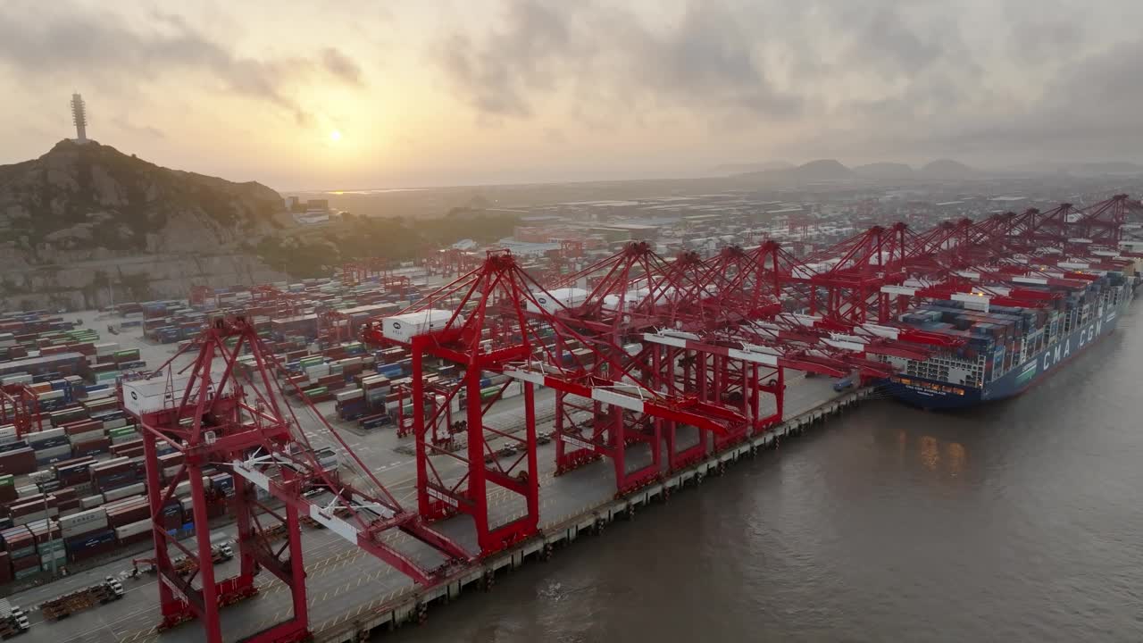 日出时商业港口的鸟瞰图视频下载