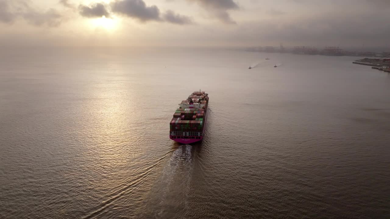 集装箱船离港出海航拍图视频下载