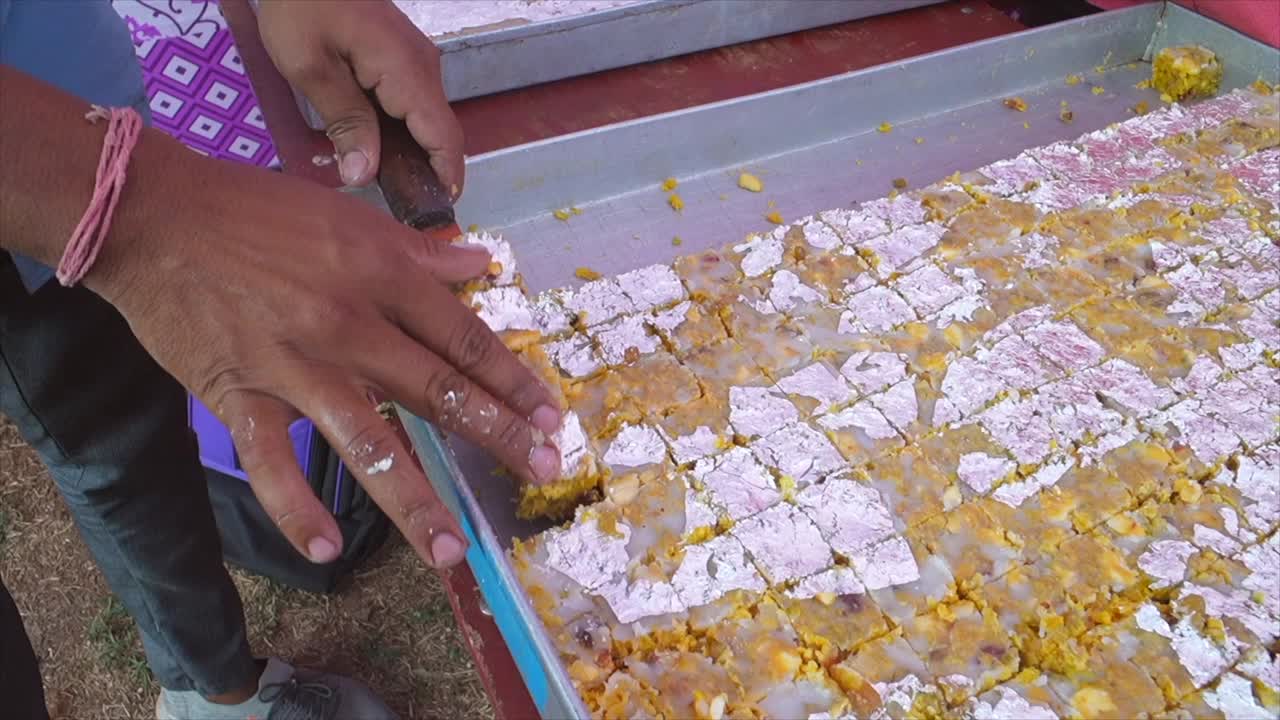 印度糖果制作和糖果放置空矩形托盘特写视频下载