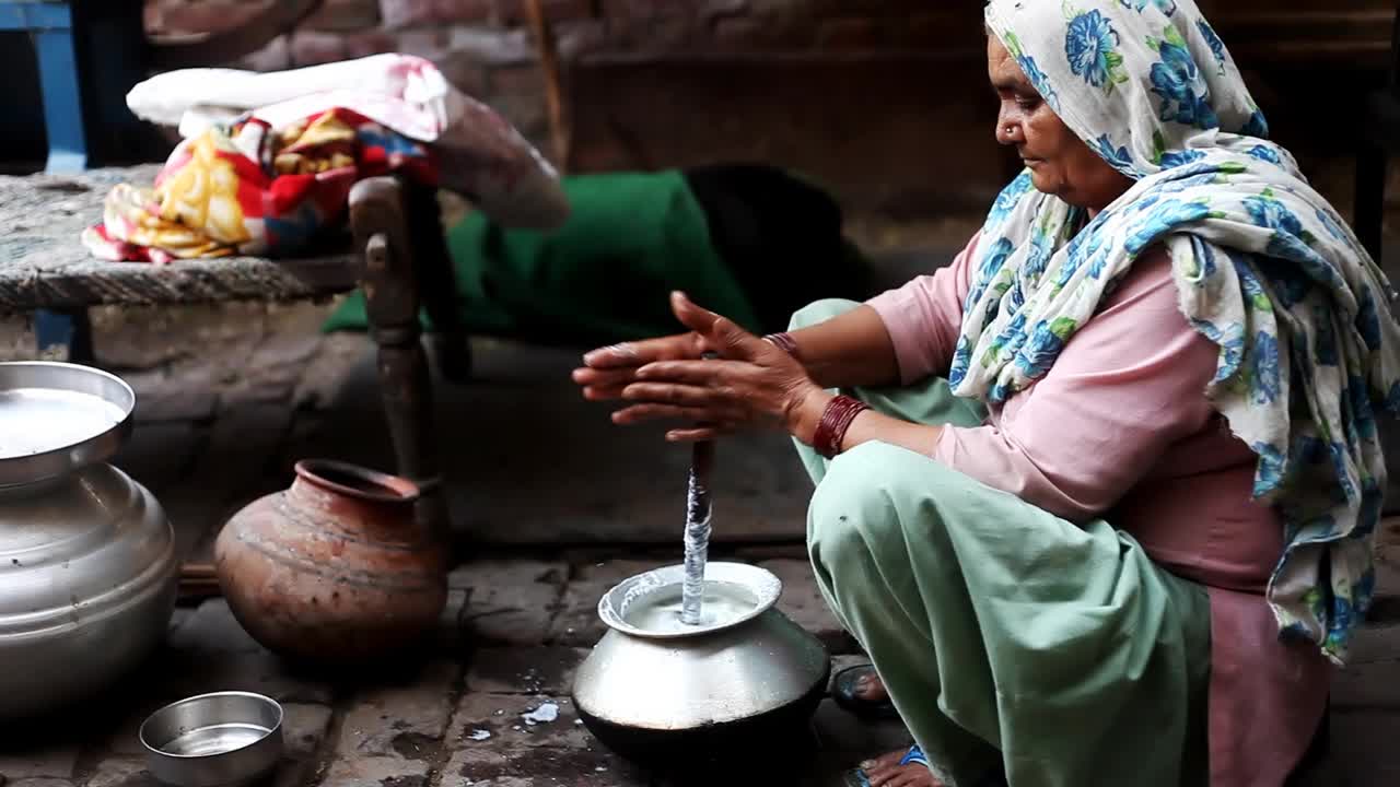 印度妇女从新鲜的酪乳中提取黄油!视频下载