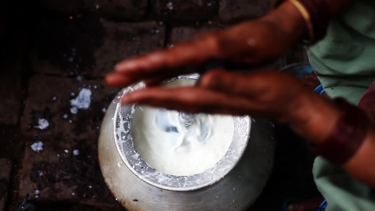 农村妇女从新鲜的酪乳中提取黄油!视频下载