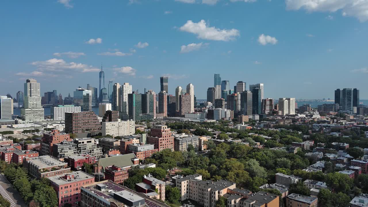 泽西城的城市景观，汉密尔顿公园，提供了曼哈顿市中心的天际线与哈德逊河海滨的视角。航拍镜头与平移相机运动视频下载