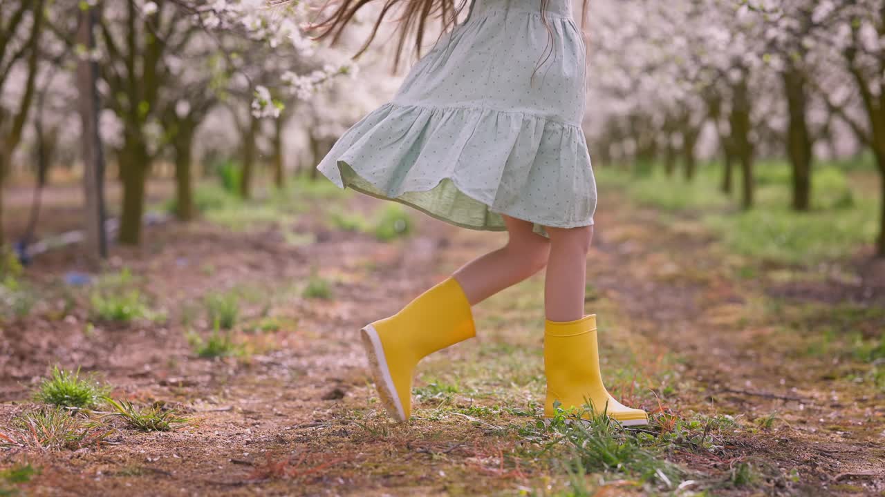 自由女孩年轻漂亮的女人享受盛开的花瓣春天的果树在果园花园4K视频视频下载
