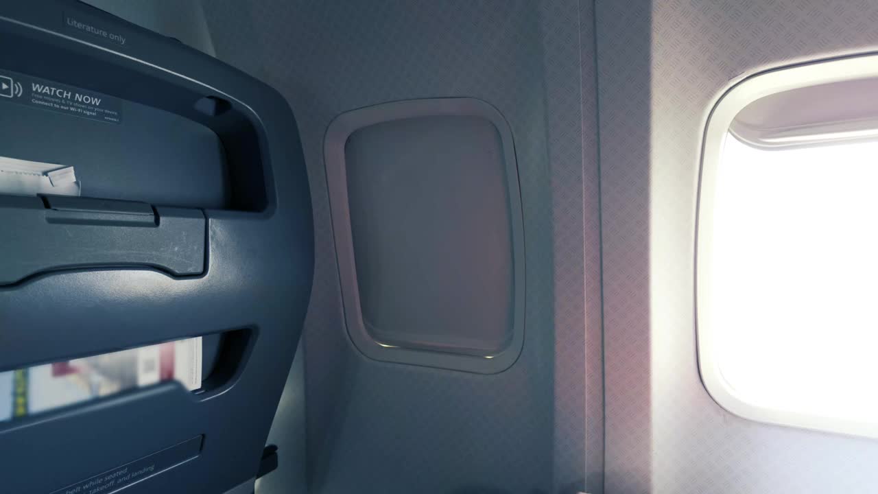 乘客打开飞机窗帘视频下载
