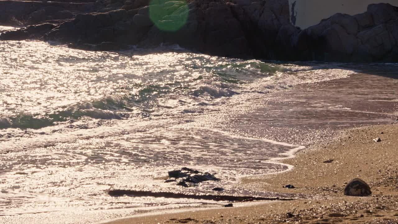 下午沙滩上的慢动作海浪视频下载