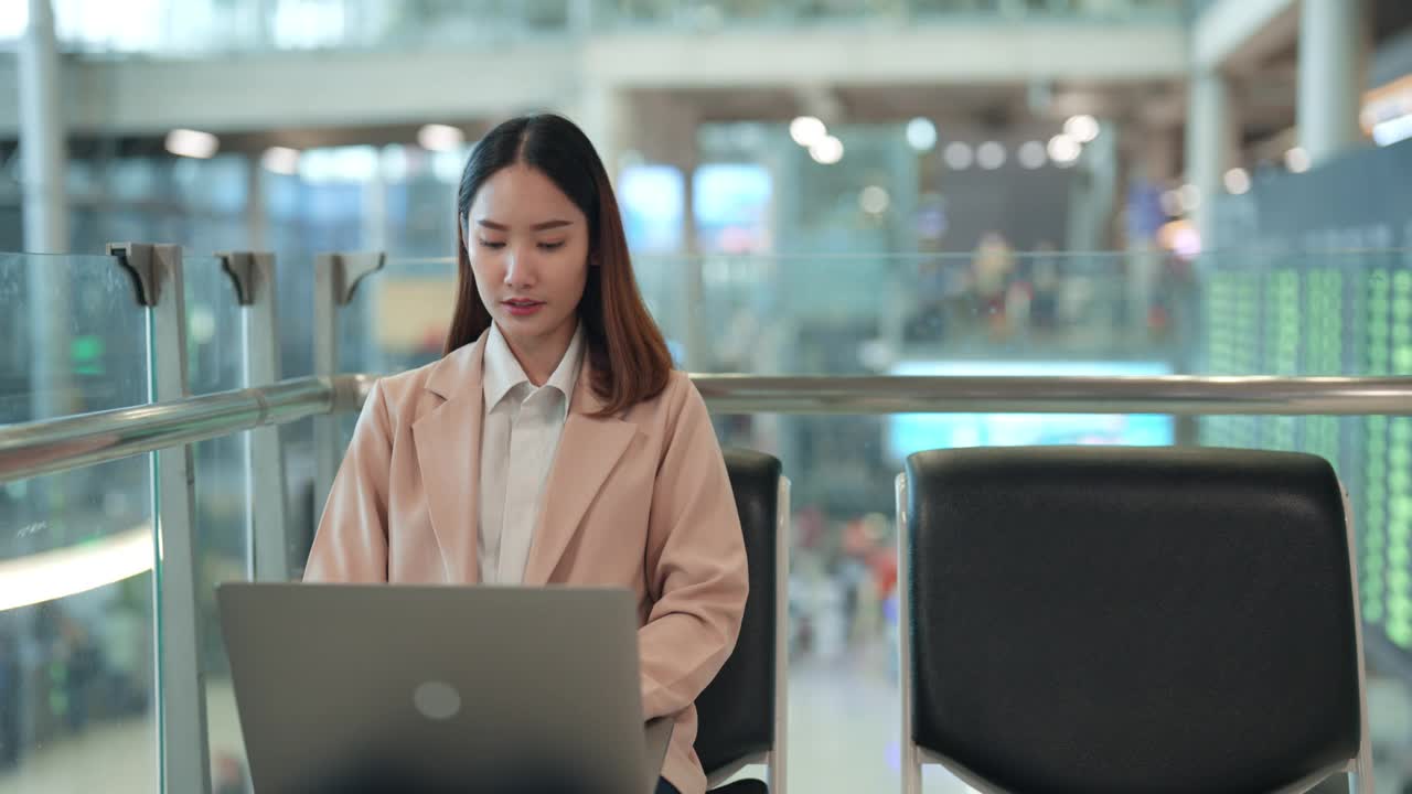 亚洲女商人在登机前与戴头巾的同事合作视频下载