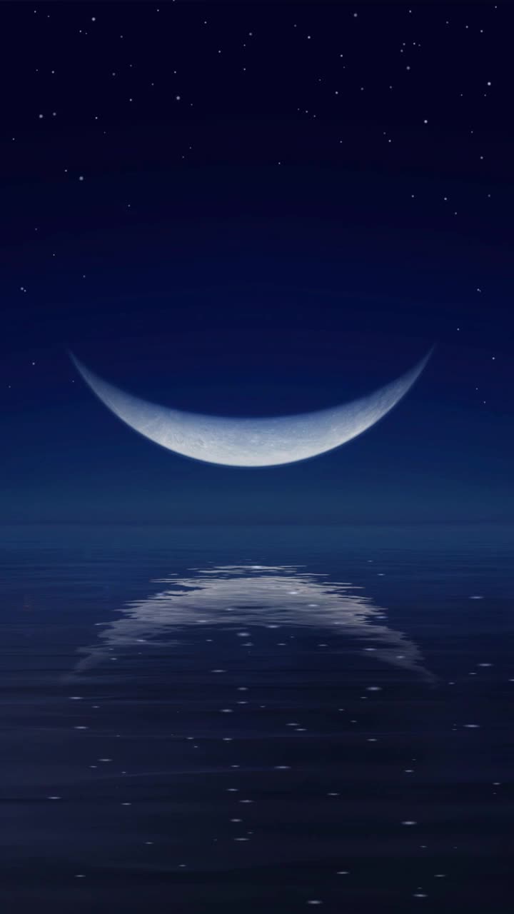 镜面海面上的夜空中巨大的半月视频下载
