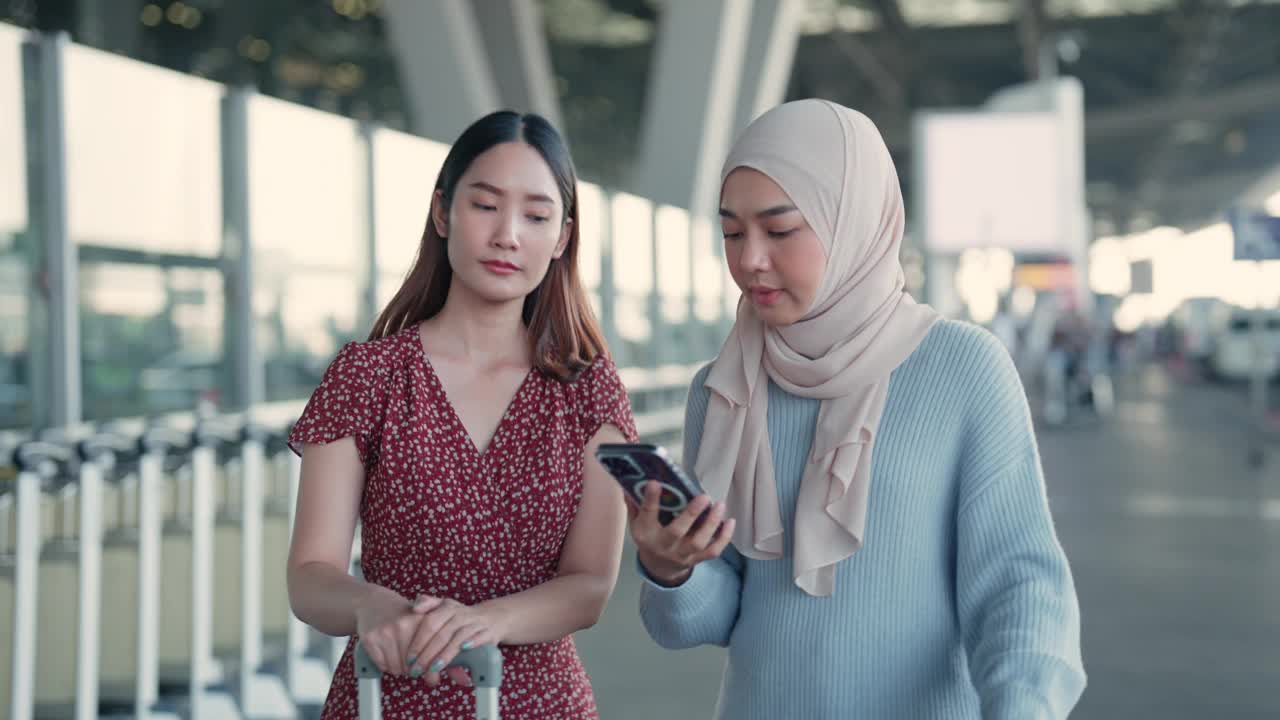 亚洲女青年在机场通过手机App预订出租车返乡视频下载