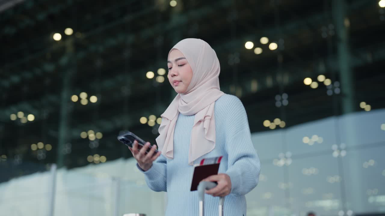 自信的年轻亚洲女子在机场候机楼电话预订回家视频下载