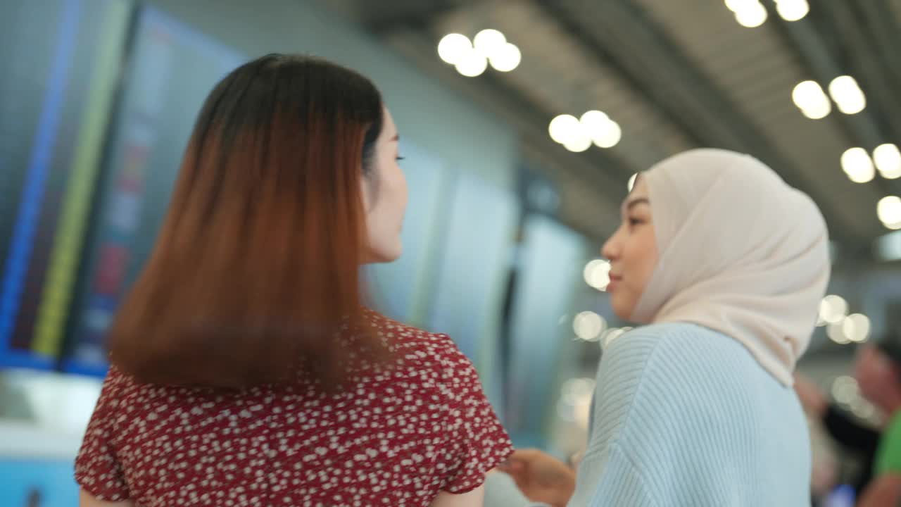亚洲女企业家在机场航班信息展示区确认出发时间视频下载