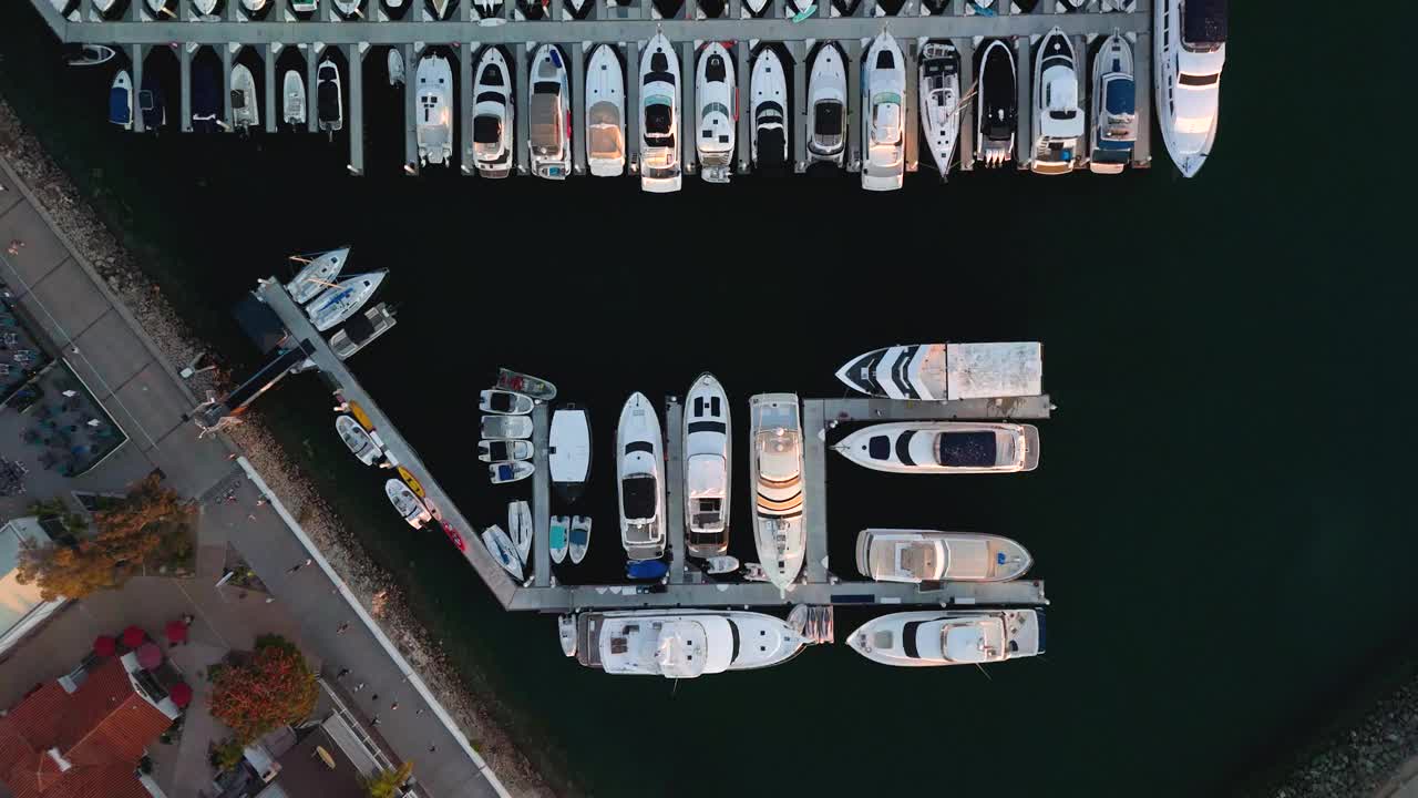 一排排的帆船和游艇停靠在美国加利福尼亚州圣地亚哥的Embarcadero码头。-航拍视频素材