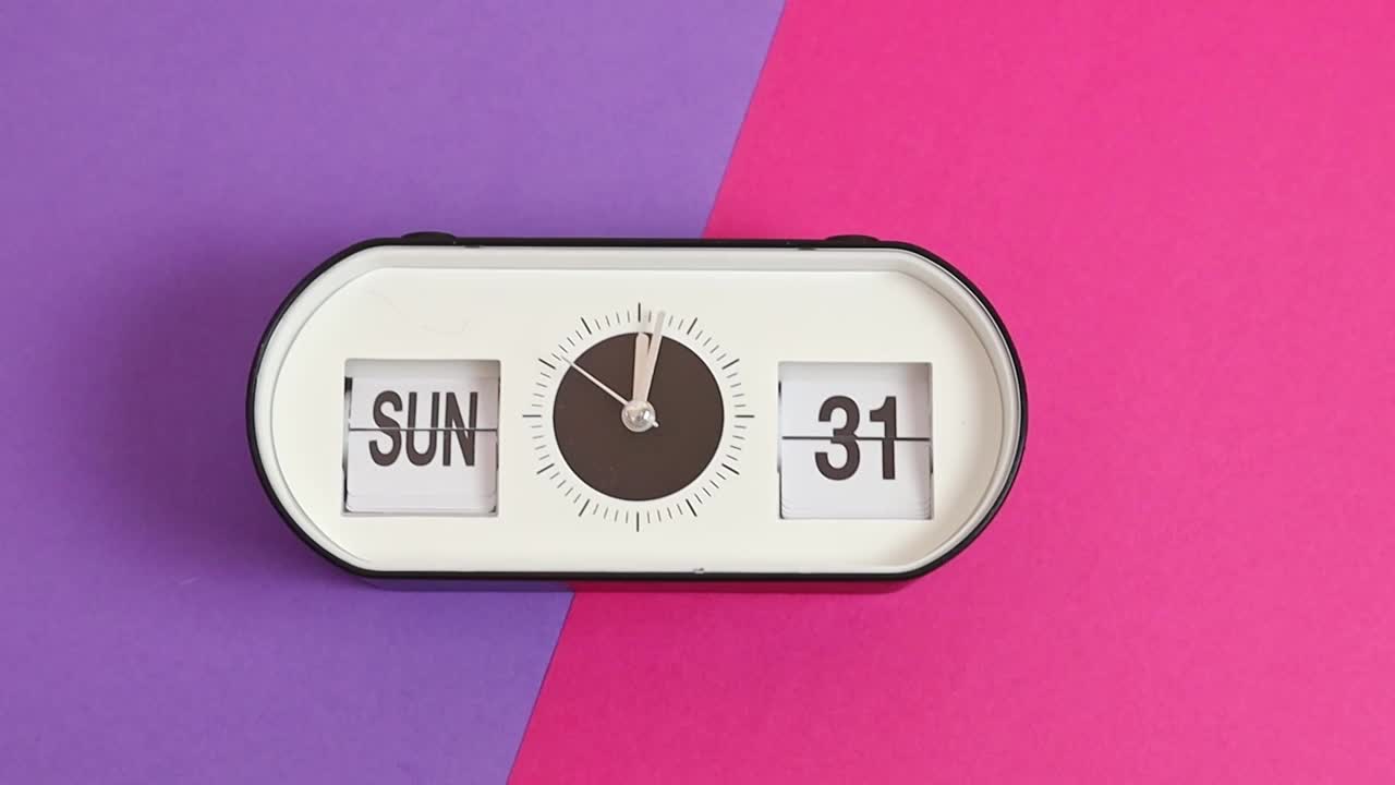 闹钟与时间和日期的复活节在紫丁香粉红色的背景。视频下载