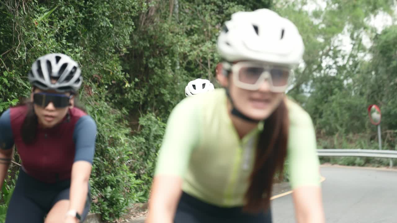 年轻的亚洲成年人在乡村公路上户外骑自行车视频下载